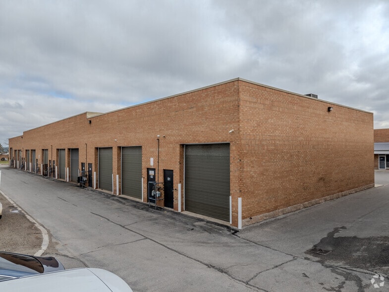 8 Automatic Rd, Brampton, ON à vendre - Photo du bâtiment - Image 2 de 3