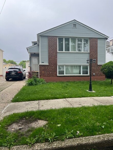 10521 Flatlands 7th St, Brooklyn, NY for sale - Primary Photo - Image 1 of 10