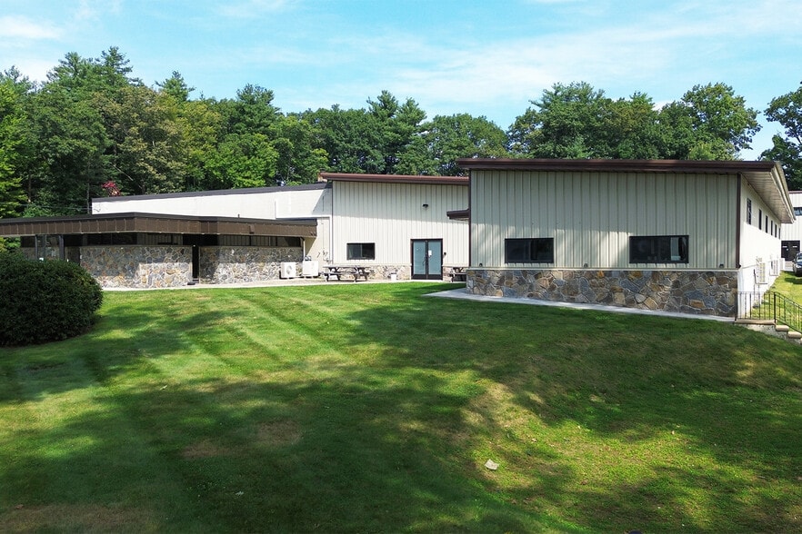 807 Sterling Rd, Lancaster, MA à louer - Photo du bâtiment - Image 3 de 11
