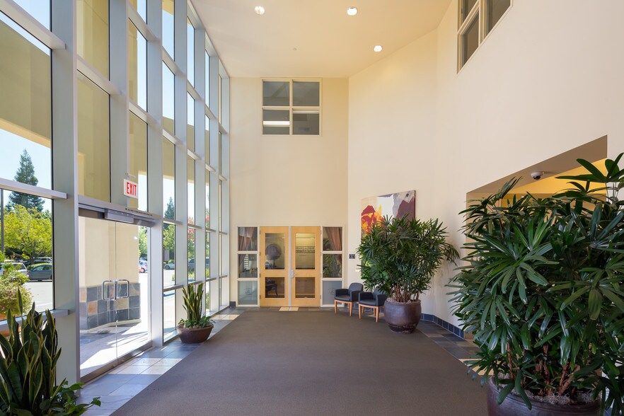 400 Plaza Dr, Folsom, CA à vendre - Photo intérieure - Image 2 de 25
