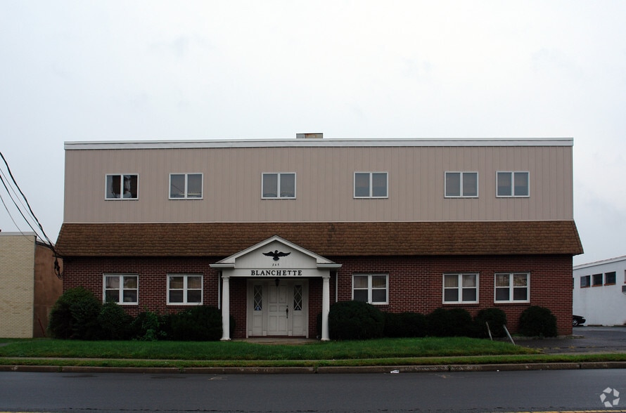845 Bloomfield Ave, Clifton, NJ à louer - Photo du bâtiment - Image 3 de 18