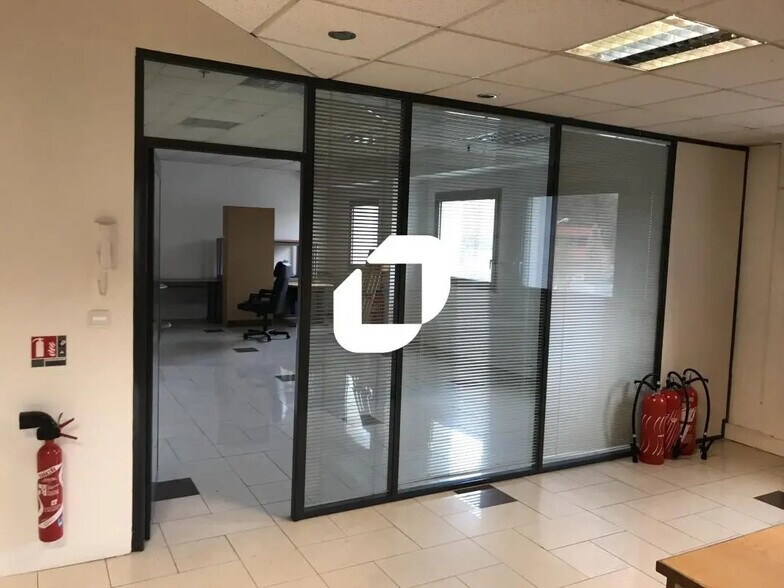 Office in Croissy-Beaubourg for lease - Interior Photo - Image 3 of 9