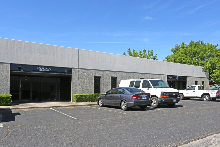 2025 N Gateway Blvd, Fresno, CA for lease - Building Photo - Image 2 of 5