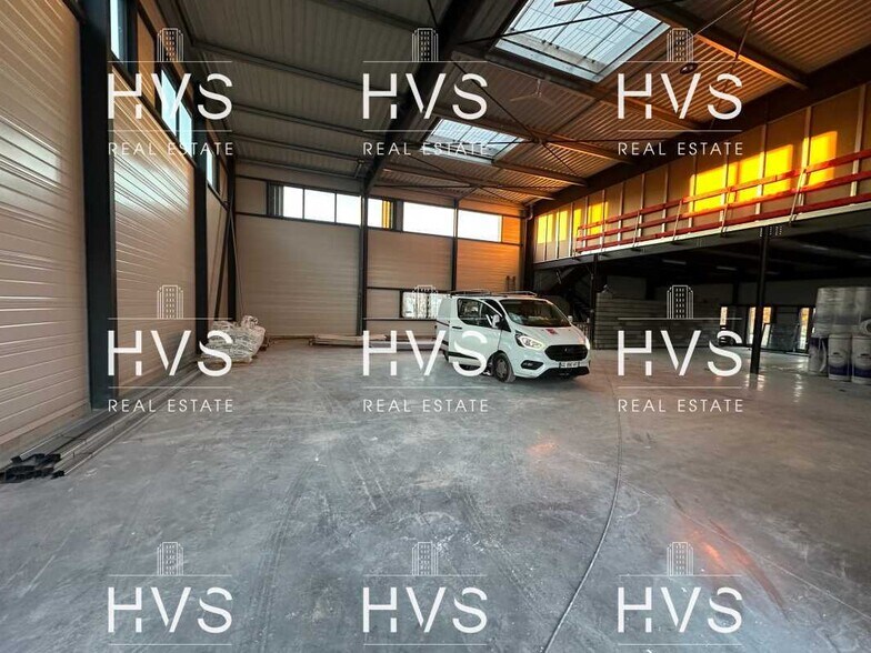 Industrial in Venelles for lease - Interior Photo - Image 3 of 6