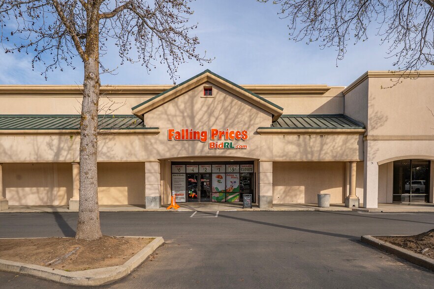Village Plaza Shopping Center portefeuille de 3 propriétés à vendre sur LoopNet.ca - Photo du bâtiment - Image 2 de 5