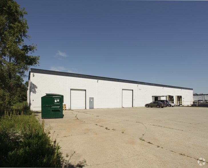 1895-1901 Stephenson Hwy, Troy, MI à louer - Photo du bâtiment - Image 2 de 3