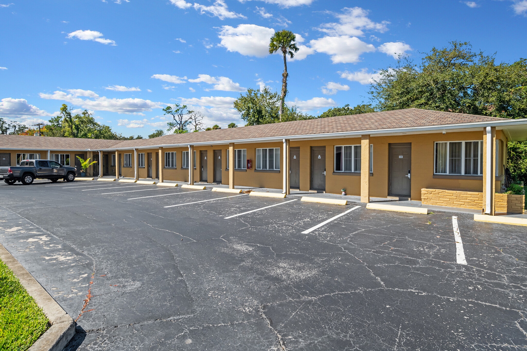 640 S Ridgewood Ave, Daytona Beach, FL for sale Primary Photo- Image 1 of 44