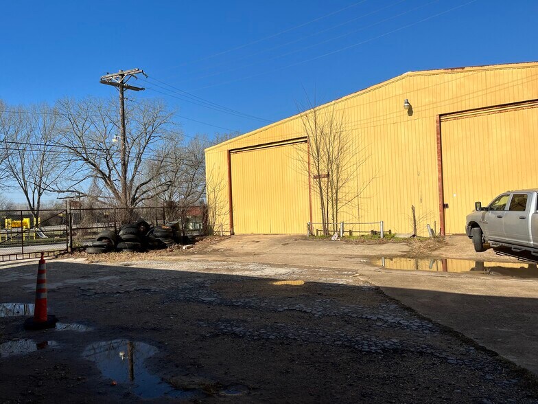 101-107 Ramona St, Smithville, TX for lease - Primary Photo - Image 1 of 4