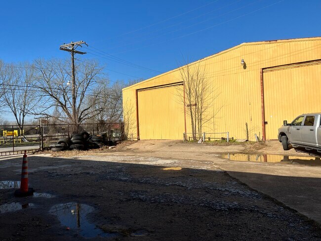 Plus de détails pour 101-107 Ramona St, Smithville, TX - Industriel à louer