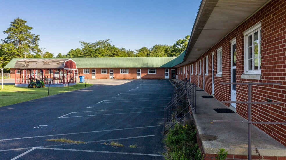 225 Sturgis Rd, Marion, KY à vendre - Photo du bâtiment - Image 2 de 37