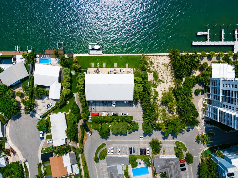8041 NE Bayshore Ct, Miami, FL à vendre - Photo du bâtiment - Image 3 de 9
