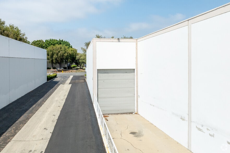 16918 Edwards Rd, Cerritos, CA for lease - Building Photo - Image 2 of 6