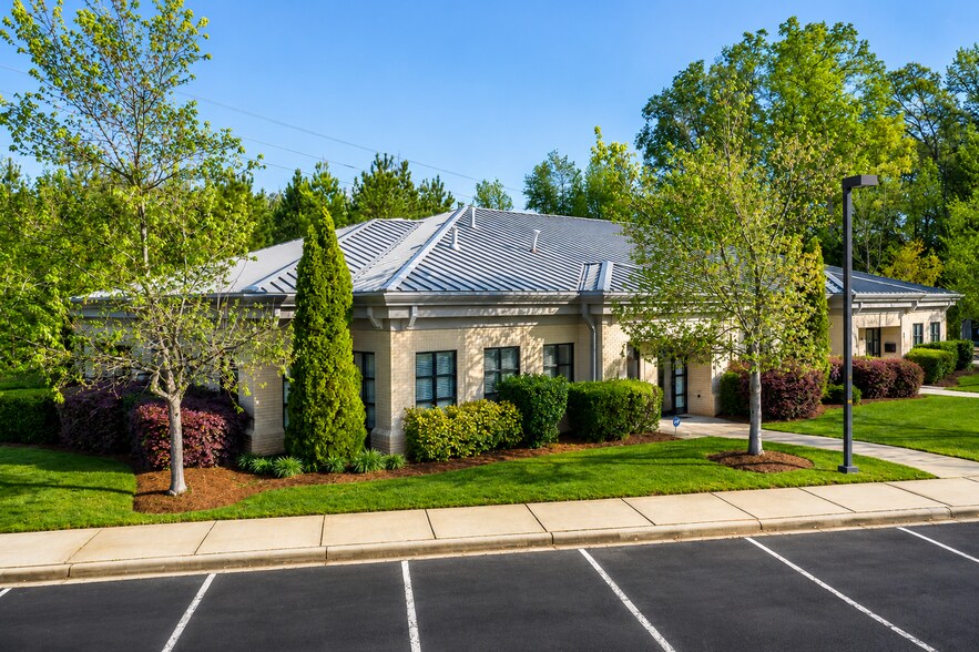 9723 Northcross Center Ct, Huntersville, NC à louer - Photo du bâtiment - Image 1 de 29