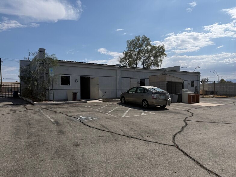 3036 E Russell Rd, Las Vegas, NV à vendre - Photo du bâtiment - Image 2 de 11