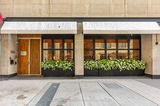 67 Richmond St W, Toronto, ON à louer Photo du bâtiment- Image 2 de 5