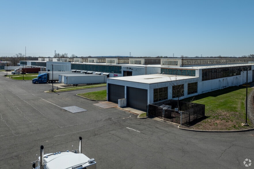 9 Finderne Ave, Bridgewater, NJ à louer - Photo du bâtiment - Image 2 de 8