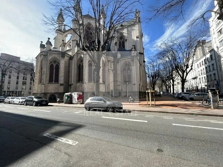 Office in Lyon for lease - Building Photo - Image 1 of 6