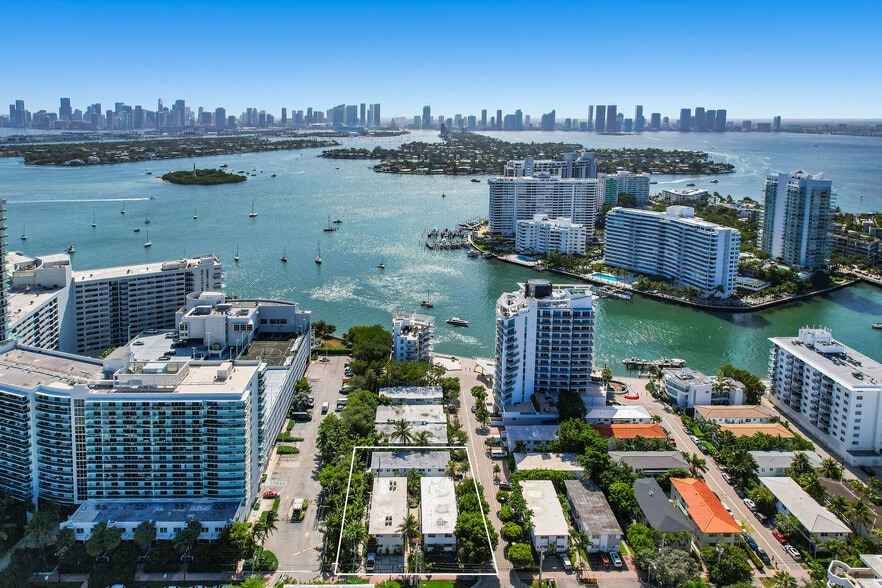 1580 Bay Road. Miami Beach Assemblage portfolio of 3 properties for sale on LoopNet.ca - Building Photo - Image 1 of 15