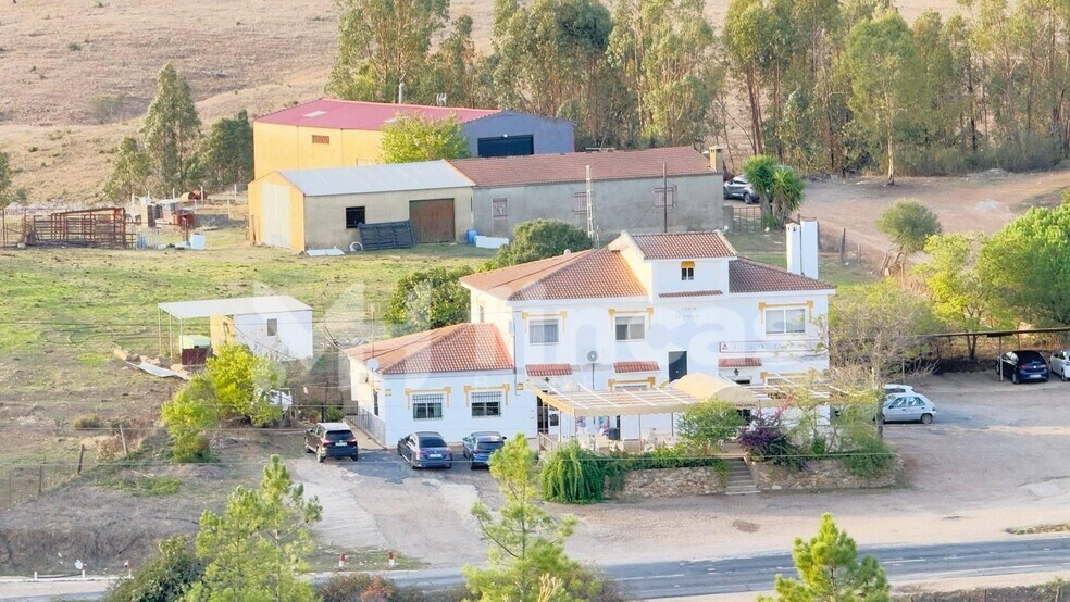 Restaurante con vivienda y suelo agrario portefeuille de 2 propriétés à vendre sur LoopNet.ca - Photo du bâtiment - Image 2 de 17