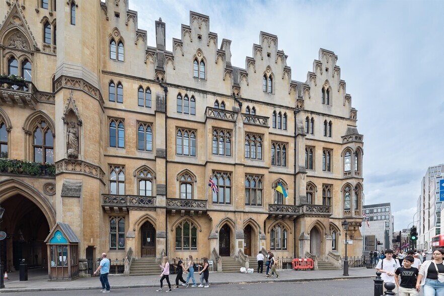 4-8 The Sanctuary, Londres à louer - Photo du bâtiment - Image 1 de 11