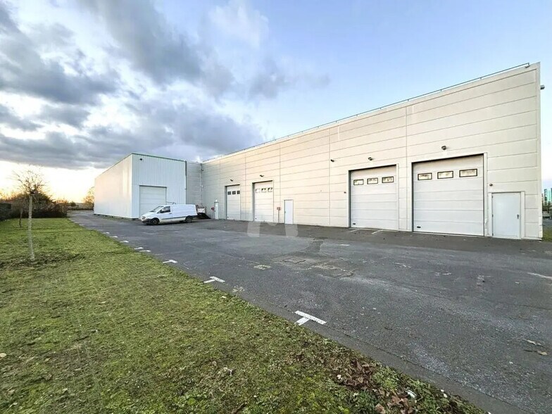 Commerce de détail dans Sainte-Geneviève-des-Bois à louer - Photo du bâtiment - Image 3 de 12