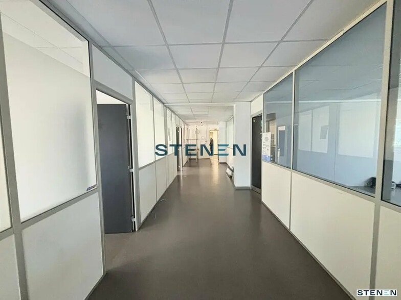 Office in Marseille for lease - Interior Photo - Image 2 of 14