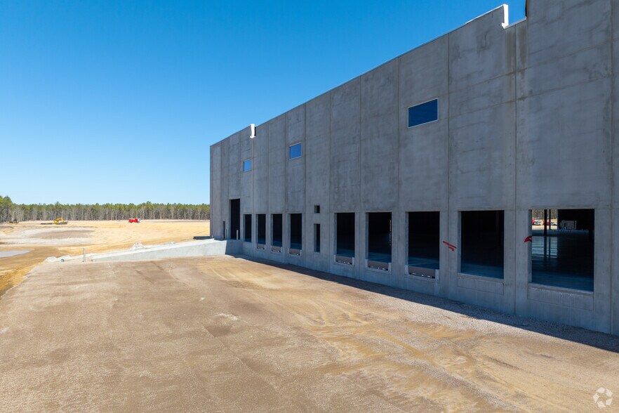Industrial Portfolio portefeuille de 3 propriétés à vendre sur LoopNet.ca - Photo du bâtiment - Image 3 de 23