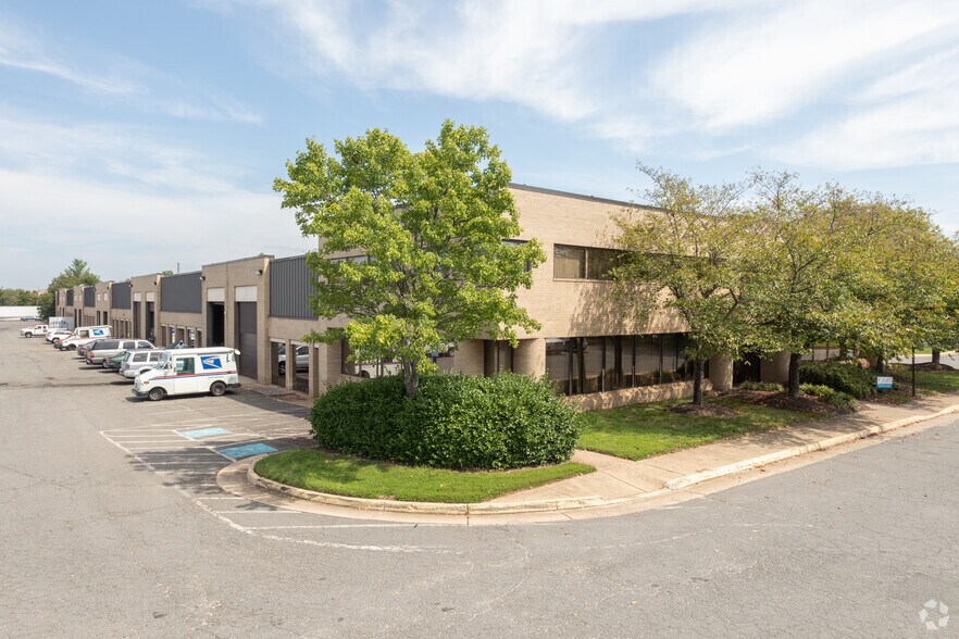 4124 Walney Rd, Chantilly, VA à louer - Photo du bâtiment - Image 2 de 7