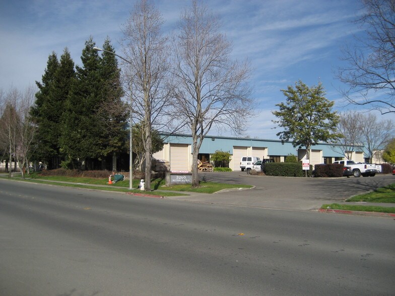 3200 Dutton Ave, Santa Rosa, CA à louer - Photo du bâtiment - Image 2 de 3
