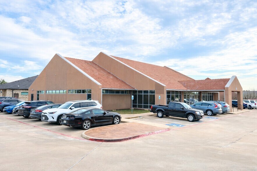 114 Sproles Dr, Benbrook, TX à vendre - Photo du bâtiment - Image 3 de 10