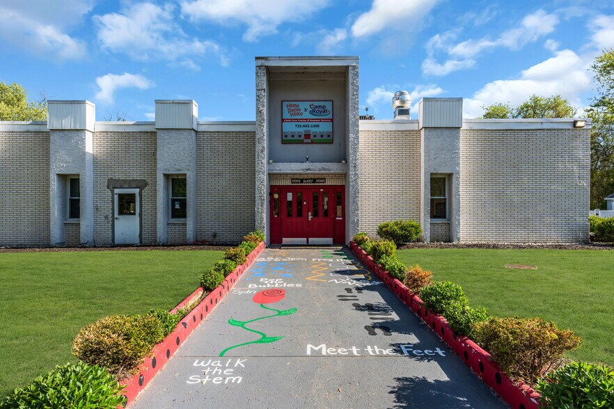 321 W Farms Rd, Farmingdale, NJ à vendre - Photo du bâtiment - Image 1 de 24