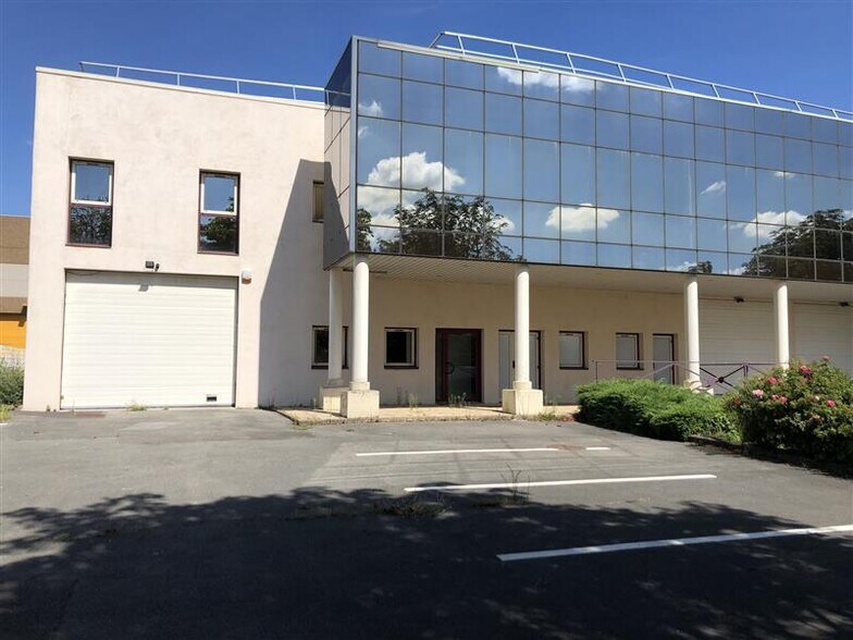 Flex in Goussainville for lease - Building Photo - Image 1 of 8