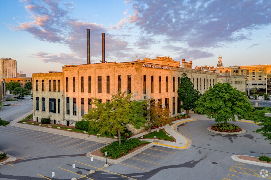 101 W Pleasant St, Milwaukee, WI à louer - Photo du bâtiment - Image 1 de 10