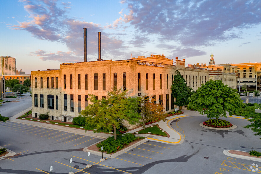 101 W Pleasant St, Milwaukee, WI à louer - Photo du bâtiment - Image 1 de 6