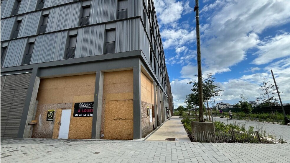 Retail in Bussy-Saint-Georges for sale - Building Photo - Image 2 of 4