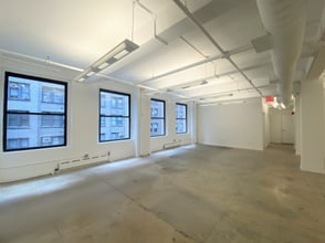 223-225 W 35th St, New York, NY for lease Interior Photo- Image 1 of 4