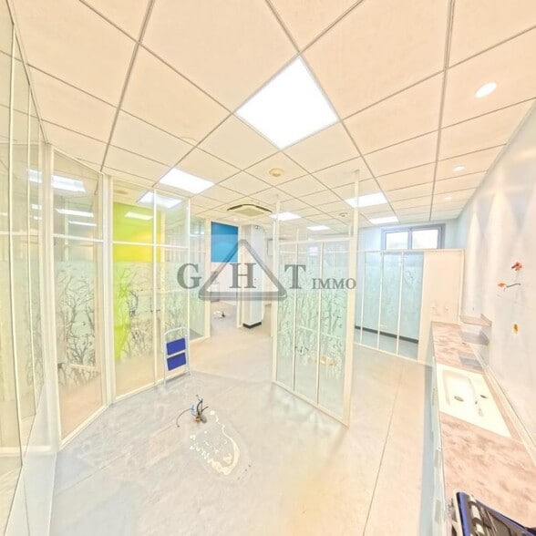 Retail in Créteil for sale - Interior Photo - Image 1 of 8
