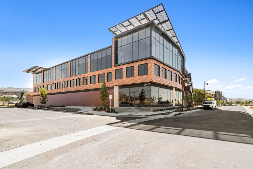 27651 Lincoln Pl, Santa Clarita, CA à louer - Photo du bâtiment - Image 1 de 9