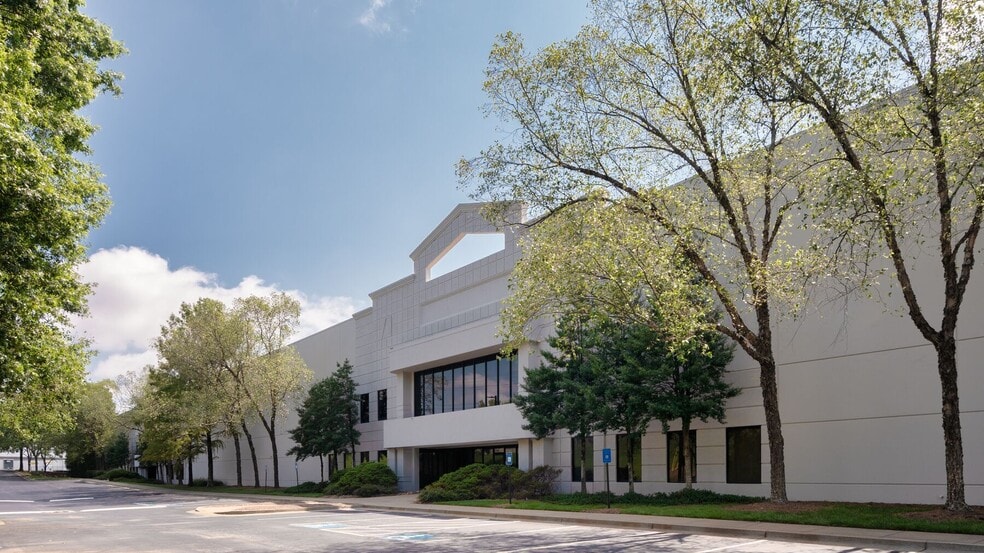 2700 Barrett Lakes Blvd, Kennesaw, GA à louer - Photo du bâtiment - Image 2 de 10