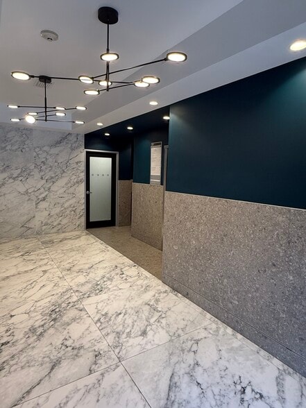 4601 Ponce de Leon Blvd, Coral Gables, FL for lease - Building Photo - Image 2 of 5