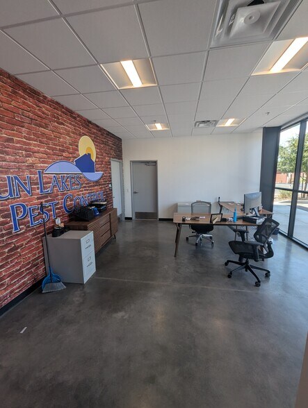 1340 E Riggs Rd, Chandler, AZ à louer - Photo du bâtiment - Image 3 de 8