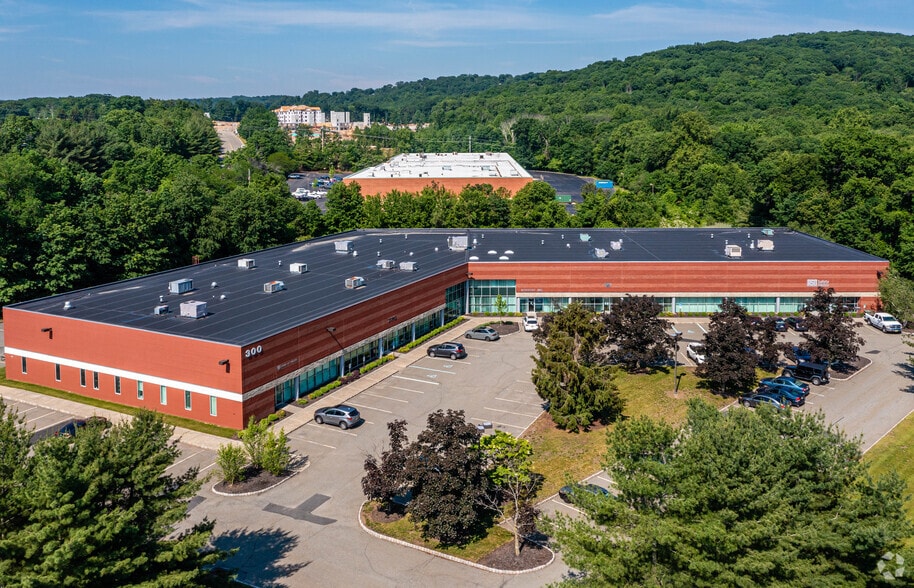 300 Roundhill Dr, Rockaway, NJ for lease - Building Photo - Image 2 of 5