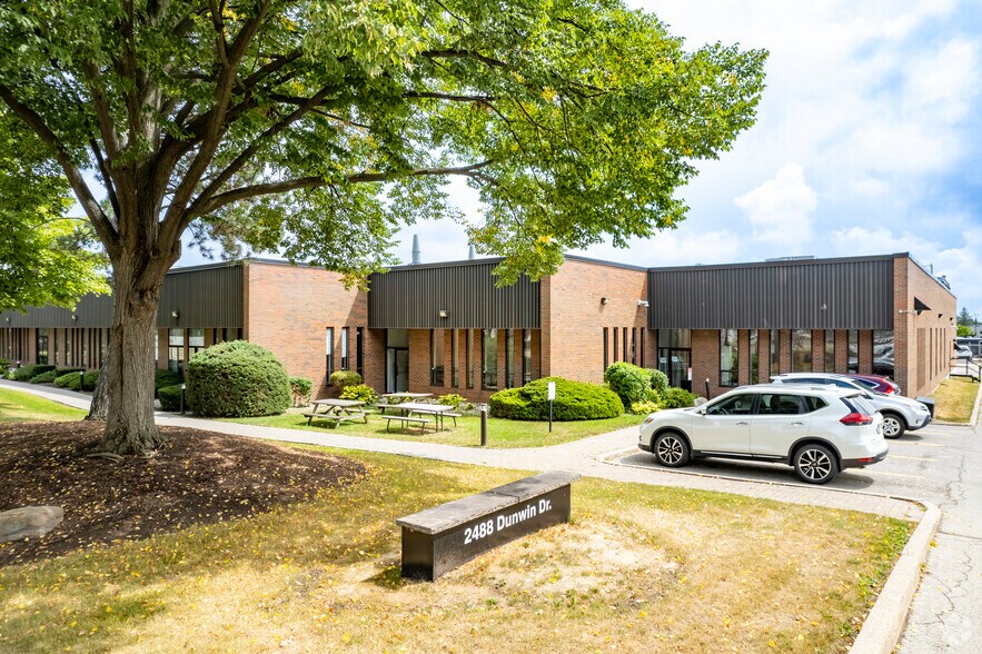 2480-2488 Dunwin Dr, Mississauga, ON for lease - Primary Photo - Image 1 of 6