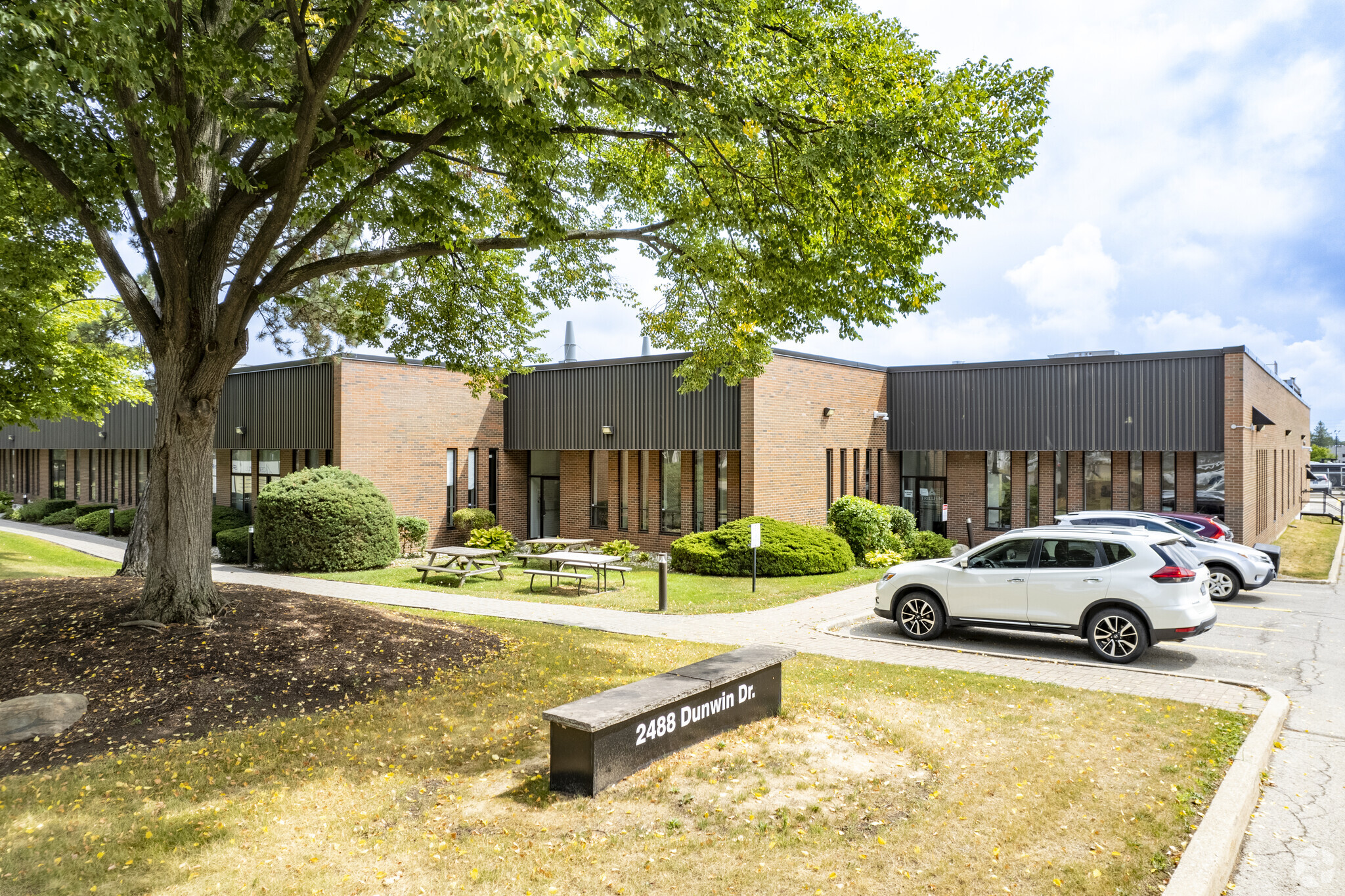 2480-2488 Dunwin Dr, Mississauga, ON for lease Primary Photo- Image 1 of 7