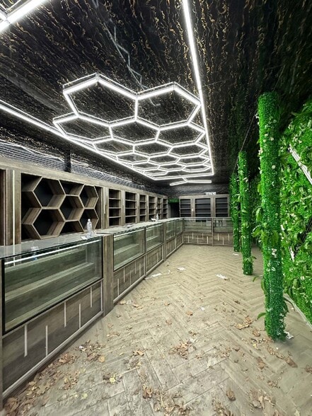 723 Eleventh Ave, New York, NY à louer - Photo du bâtiment - Image 2 de 4