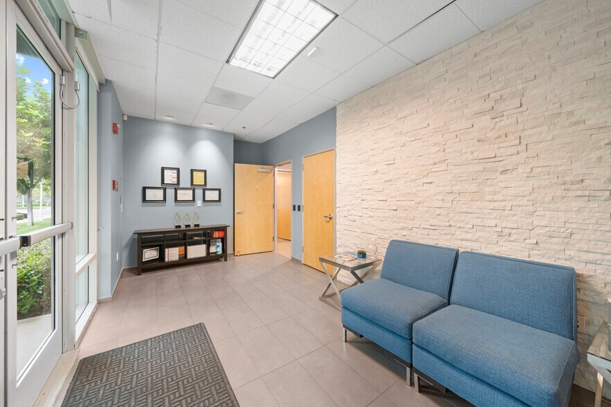 9601 Irvine Center Dr, Irvine, CA à vendre - Hall d’entrée - Image 3 de 40