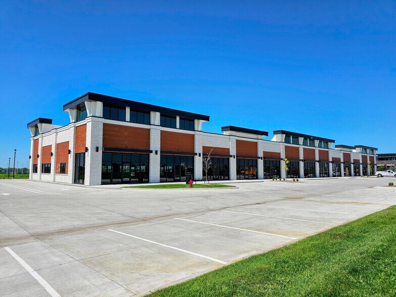 825 NE Gateway Dr, Grimes, IA à vendre - Photo du bâtiment - Image 2 de 5