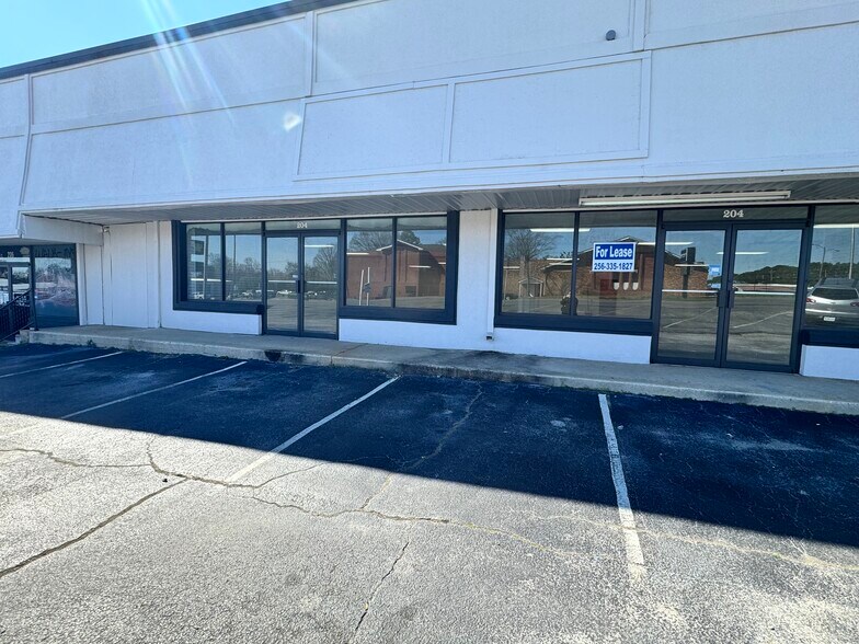 208-210 Woodward Ave, Muscle Shoals, AL for lease - Building Photo - Image 3 of 12
