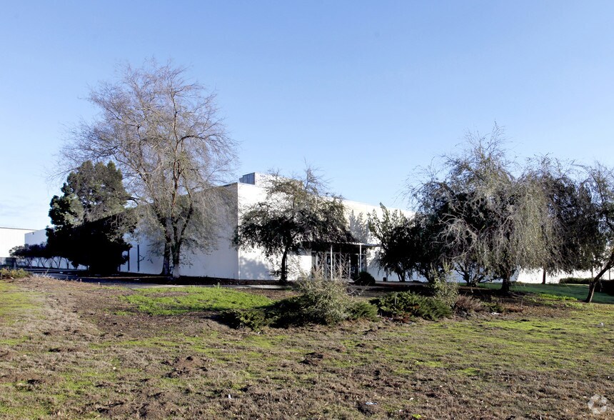 700 E Continental Ave, Tulare, CA à louer - Photo du bâtiment - Image 3 de 5