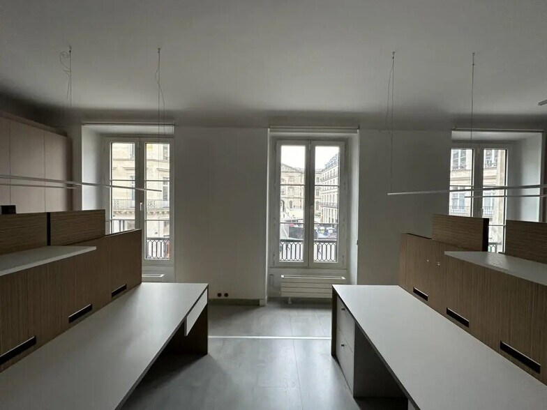 Flex in Paris for lease - Interior Photo - Image 2 of 7